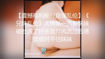 十二月最新流出师范大学附近女厕偷拍青春靓丽学妹珍珠项链美女怕尿到裙子撩起来尿