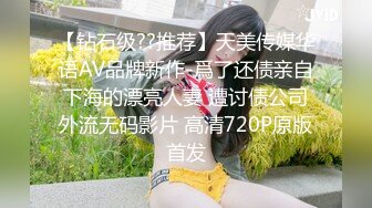 大神尾随偷拍美女裙底风光 一箭双雕睡衣姐妹一个还没穿内裤萝莉塔长裙靓妹。绿色碎花内。没擦干净粘了纸