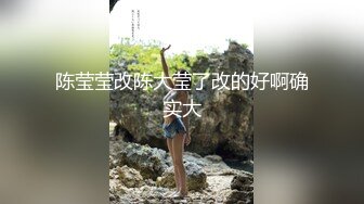 【自制字幕】身穿黑色外套的肉嫩妹子沙发上互摸亲吻，抬腿抽插猛操