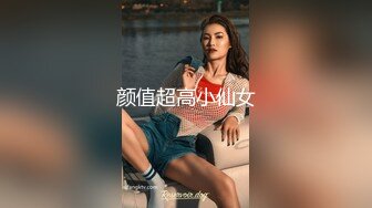 小伙高价约两极品长腿美女4P激情，超近距离视角拍摄，沙发上调调情，转战床上一起口交，后入撞击比赛谁操的久