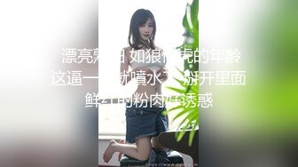 身材火辣的模特美女家里花洒头坏了找师傅来维修勾引他在浴室里