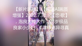 【新片速遞】  公交车上就盯上的热裤美女 下车跟她进厕所 拍她嘘嘘