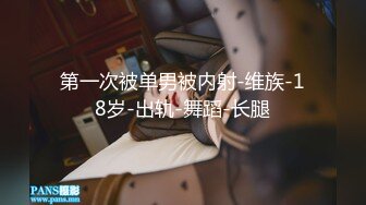 女友带我去买衣服然后在试衣间给我口，狂野的反差婊，吃鸡的饥渴样，像八百年没吃过鸡一样！