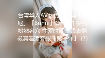 骚货老婆巨无霸自慰，老公的小鸡巴已满足不了需求，老公手拿假屌帮忙插！