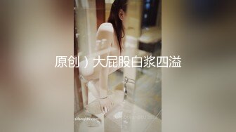 骚子收拾厨房~穿睡衣挂着空挡勾引我~搞得我按耐不住只能偷袭~巨屌后入操得她爽爽的！