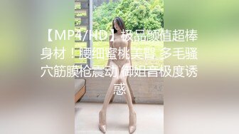 两个美乳花臂嫩妹双飞啪啪轮流换着操