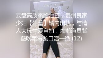  大二学舞蹈气质贫乳小妹扭动屁股脱下牛仔短裤，情趣开档内裤交插嘴