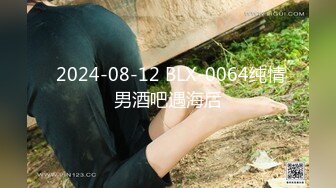 风景区女厕全景偷拍多位美女少妇前来献B (5)