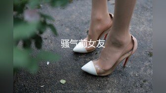 《极品CP?魔手?外购》正版4K某工厂职工女厕全景正点位置偸拍各种美女小姐姐方便~各种浑圆大屁股，看脸看双洞