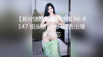 中年妇女的诱惑，全程露脸开档黑丝高跟情趣，听狼友指挥展示揉奶玩逼，逼毛性感淫水多多，道具玩弄阴蒂真骚