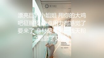 穿着情趣装黑丝诱惑，风骚大奶子还露脸，让大哥无套爆菊花还拿道具插逼玩弄，大黑牛刺激阴蒂高潮不断内射