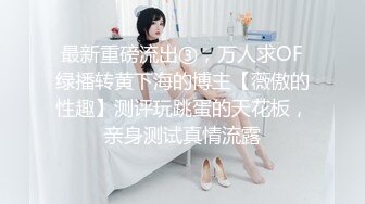 双手射穿美丽的黑发制服。 粘液最好的乳液打手枪