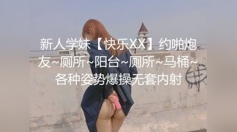 两个母狗小少妇露脸精彩大秀直播，淫声荡语互动好骚，吃奶玩逼浪叫不止，骑在脖子上尿她嘴里让她喝精彩刺激[