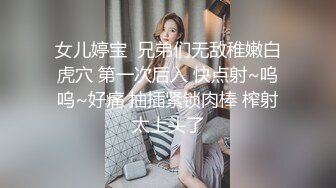 地铁尾随偷拍一位时髦高跟美腿御姐❤️发现黑内紧紧的夹在她屁股里