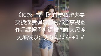 风骚小少妇户外勾搭农民大叔激情啪啪，让大哥伸进衣服摸骚奶子