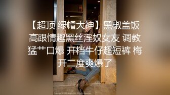  年轻帅哥让漂亮女友把她2个闺蜜一起带来淫乱啪啪