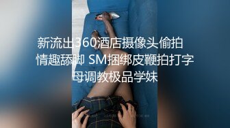 跟随偷窥跟儿子遛狗回家的漂亮少妇 这个牛逼了胆子太大了 小孩在旁边照抄不误 闪光灯都打开了