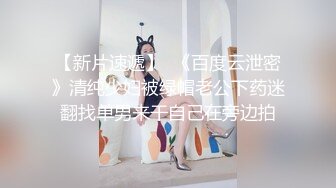 中年夫妻看着电视在客厅沙发大战一番骚妻