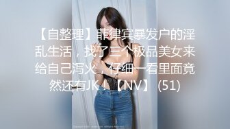 图书馆内喜欢看书的小美女