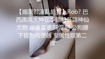  酒店偷拍大叔开房操美少妇，先按摩调情一番，压在身上一顿输出，张开双腿搂腰爆操