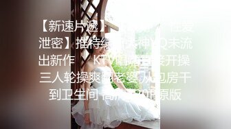 两个母狗小少妇露脸精彩大秀直播，淫声荡语互动好骚，吃奶玩逼浪叫不止，骑在脖子上尿她嘴里