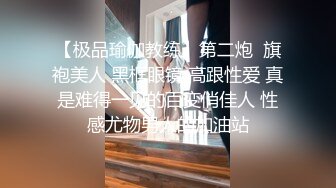 拳交女孩颜值不错玩的好嗨，性感无毛逼大号假鸡巴，口交爆菊拳交蹂躏骚穴，高潮不断尿尿给狼友看