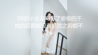  约肏调教小母狗的时候给骚逼女炮友打电话，炮友一边聊天一边伸舌头舔一边自摸奶子自慰