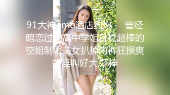 女神级颜值美女看不出居然这么骚  情趣吊带黑丝拨开内裤  特写炮击抽插粉穴  水喷在地板上舔弄  坐椅子上炮击