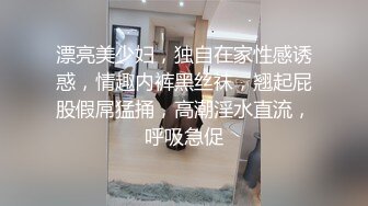 鸭哥侦探约了个牛仔短裤白衣妹子啪啪，近距离拍摄翘屁股舔弄口交骑乘后入猛操