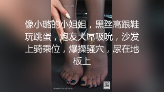   豪华包房中玩弄一个齐肩发御姐范妹子被纹身大哥疯狂吮吸舔穴，白虎干净水嫩多汁