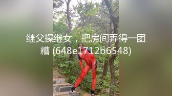  风骚美少妇寻求刺激，打着电话被无套后入操逼，表情夸张极其享受特写超粉穴