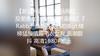 漂亮制服美女3P 身材嬌小 同時伺候三根肉棒 嘴叼逼插 被無套輸出 非常享受舒坦