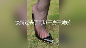 时尚运动小姐姐户外锻炼做俯卧撑白色内内清晰可见引诱男友拔出鸡巴深喉跑道上就开始啪啪