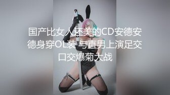 长发美女雪儿粉和男粉丝在网吧厕所约啪，爽到高潮但不敢叫出