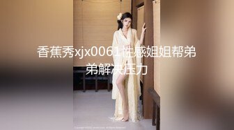   高跟丝袜露脸玩的很敞亮的小少妇跟大哥激情啪啪，让大哥从桌子上干了骚逼干菊花