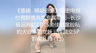 白虎豪乳蜜桃Q妹首次户外车震嫌车内空间太小，直接下车在马路边上做，不停有车路过