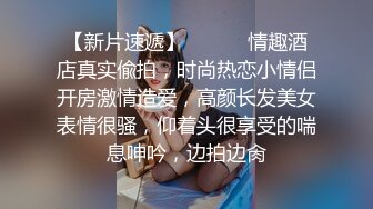 闷骚的少妇露脸逼肥奶大会喷水，一个人精彩展示，全裸自慰道具抽插逼逼，浪叫呻吟不止