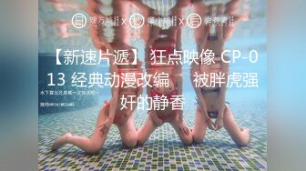 搂着女友细腰冲锋