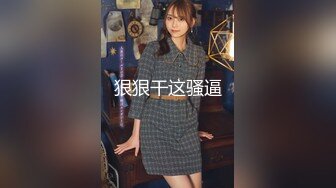  爆乳美娇娘户外雨中寻屌后续，景区看守员干完寻来强劲帮手爆干美娇娘二穴齐开