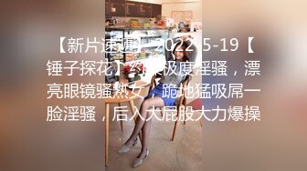 极品厕拍！美女如云服装城坑神逼脸同框偸拍数位漂亮小姐姐方便，亮点多多，颜值小妹干燥使劲拉面目狰狞最后用手抠出来 (3)