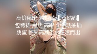 学院女厕偷窥专心玩手机的校花妹子细长的唇线和大开的逼洞