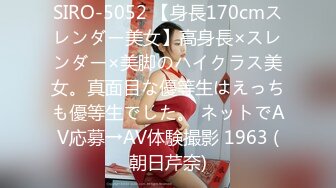 清纯甜美巨乳妹子在化妆被男友捏奶子，撩起裙子就要后入，扶着大屁股抽插，两个大奶子晃动骑乘套弄