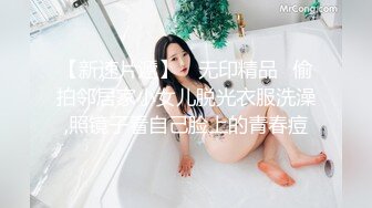 【大开眼界游戏展】美女云集露奶露毛露阴 黑衣豪乳美女奶头漏了还不知道 还摄影给她拍好一点