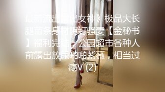 豹纹小少妇露脸精彩演绎，房间里好几哥