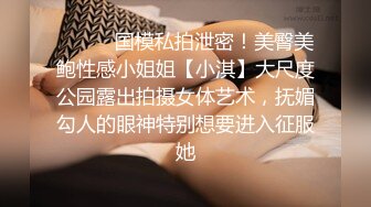 晚上喝点酒壮胆提前躲在学校女澡堂隔间里面 偷拍前来洗澡的女学生,心提到嗓子眼了,生怕她们推我的门