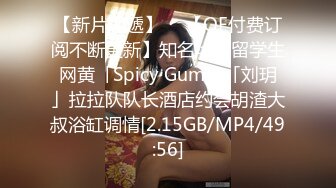 双马尾眼镜美少女，168CM白丝美腿，3P激情名场面，后面操着前面吃屌，小穴夹的太紧，受不了