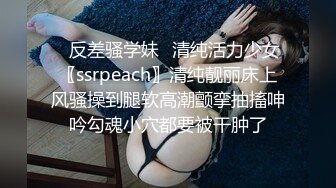 固定全景脸逼同框，服装城女厕偸拍多位少女少妇方便，红衣皮靴女蹲下后穴门大开属实有点想入非非了1