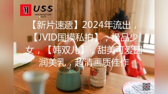 颜值身材都很不错的球衣小妹穿上性感的黑丝跟大哥激情啪啪，撸着大哥的鸡巴让大哥抠逼玩弄，无套抽插内射