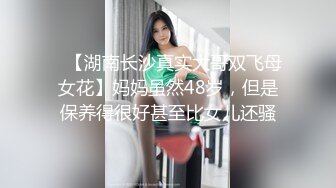 抄底穿鞋拖逛街兩個騷妹,罩痕明顯丁字褲也跑偏了