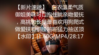 写字楼女厕印花裙半透内韵味熟妇 紧闭的长肉缝被杂乱阴毛盖住了